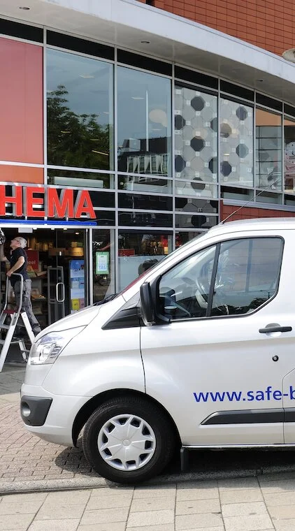 Safe Beveiliging monteur bij Hema winkel